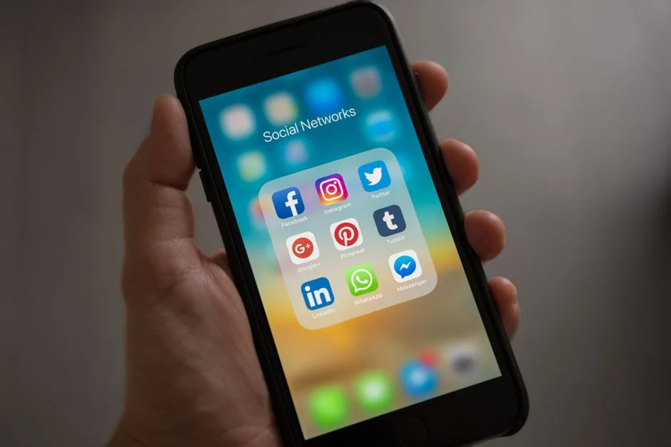 Starmer Demands Apple and Google Block Nude Images on Children's Phones — Environment